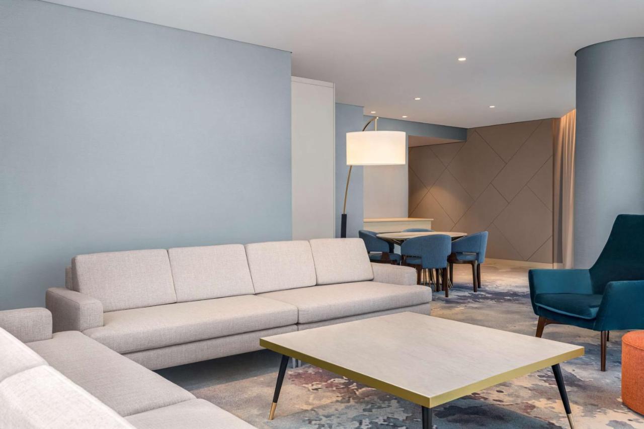 Radisson Blu Hotel Riyadh Convention And Exhibition Center Экстерьер фото A living room in a suite at the hotel