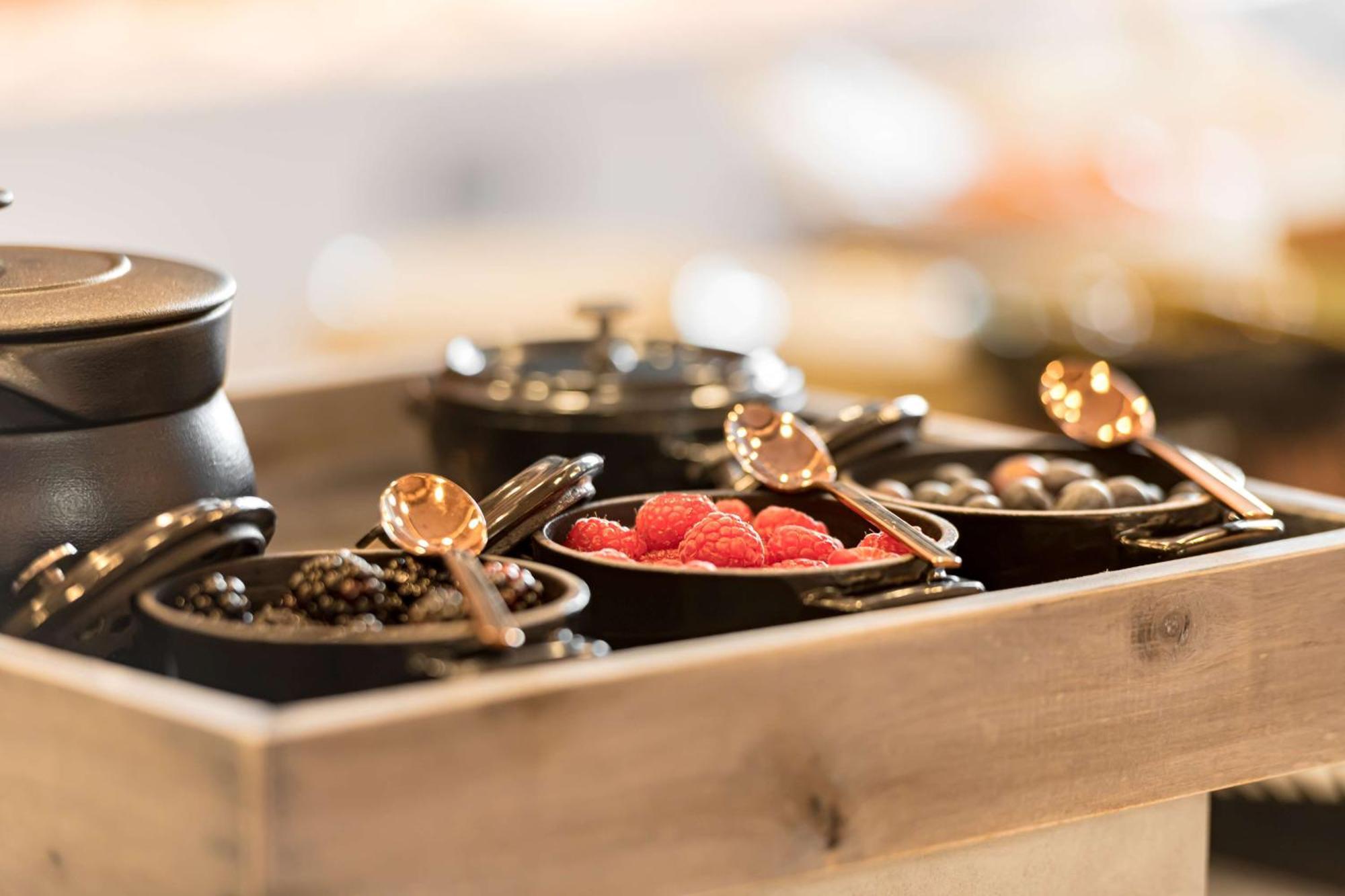 Radisson Blu Hotel Riyadh Convention And Exhibition Center Экстерьер фото Caviar and other garnishes at a restaurant
