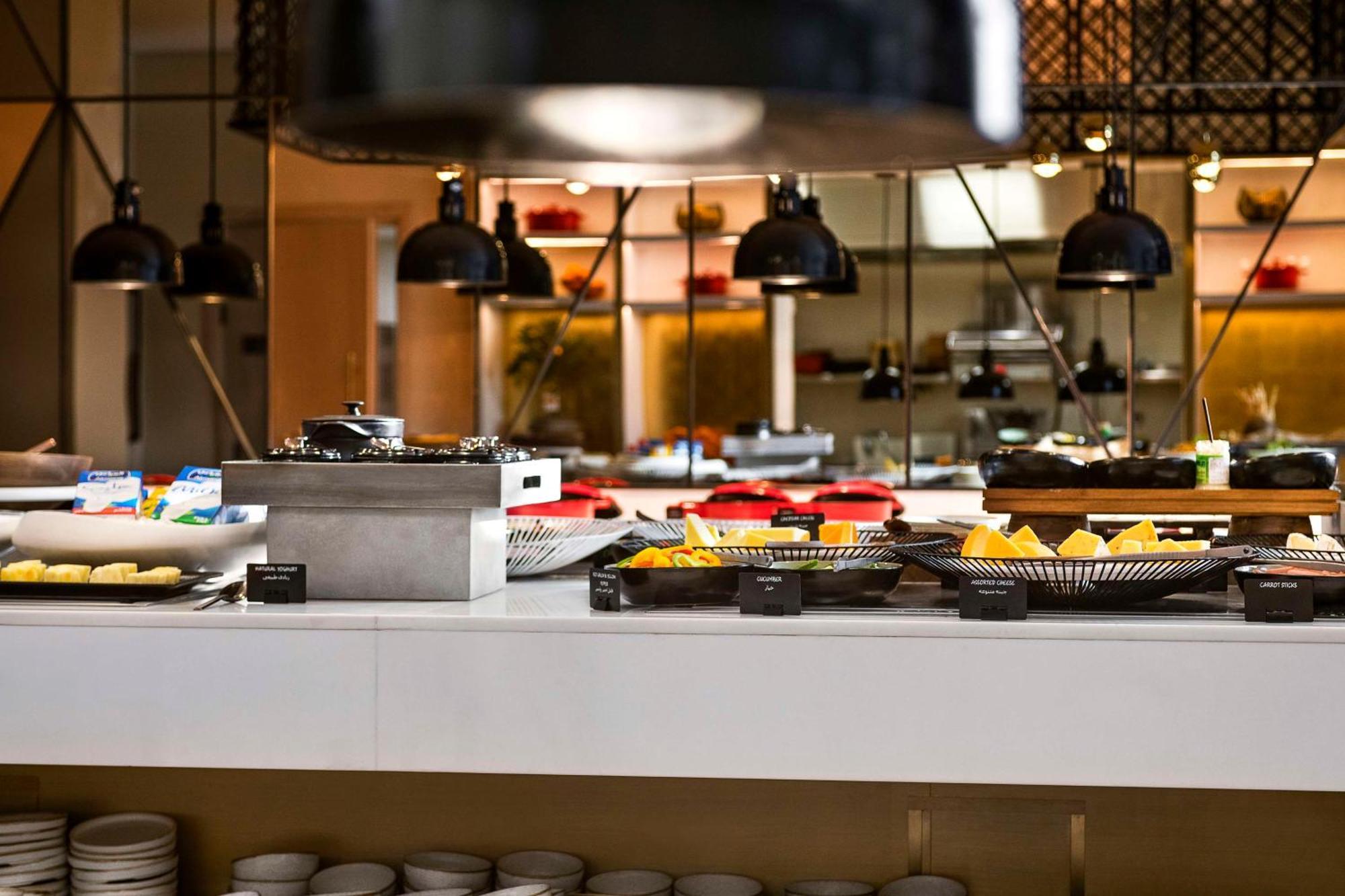 Radisson Blu Hotel Riyadh Convention And Exhibition Center Экстерьер фото A buffet at a hotel
