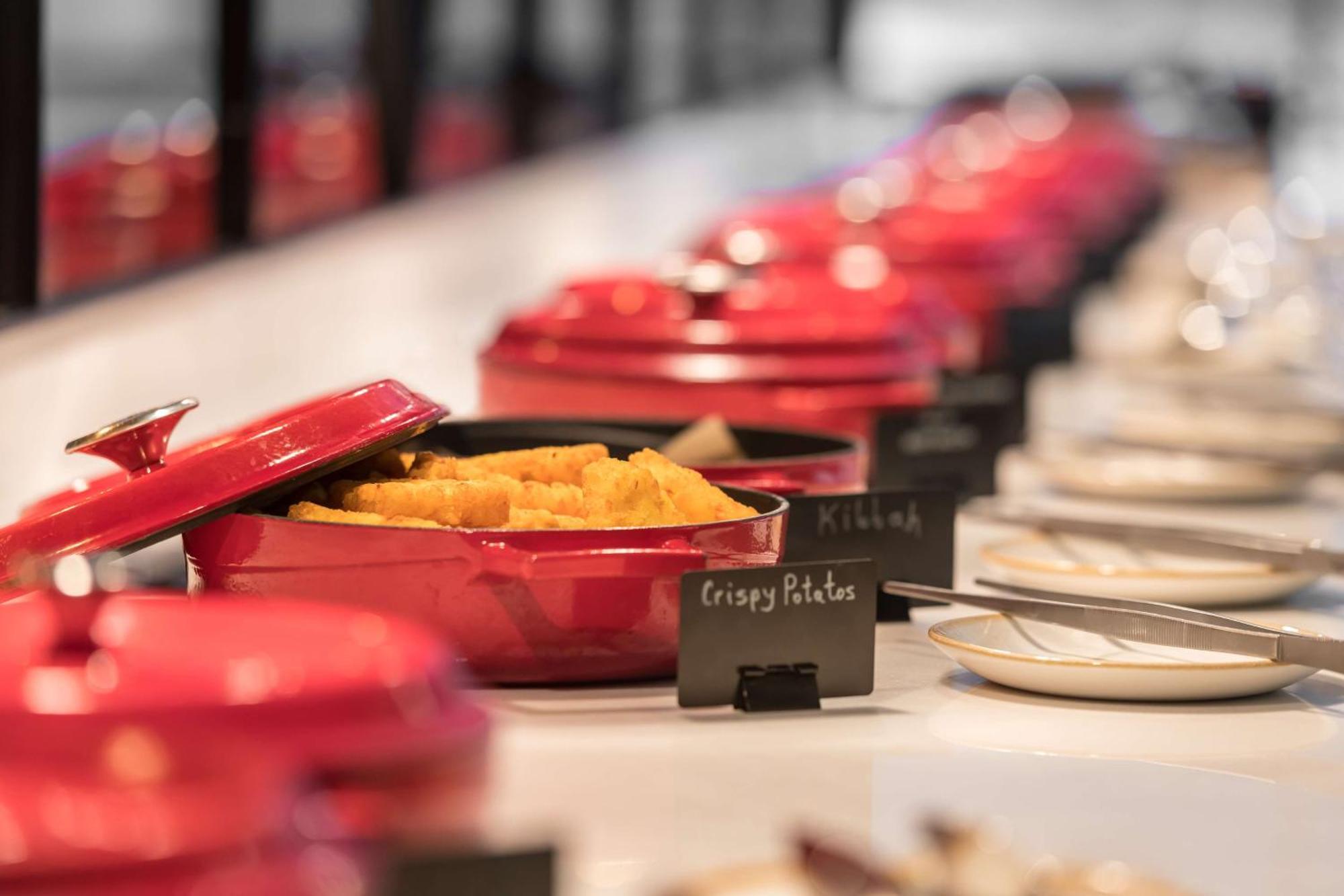 Radisson Blu Hotel Riyadh Convention And Exhibition Center Экстерьер фото A Le Creuset cocotte