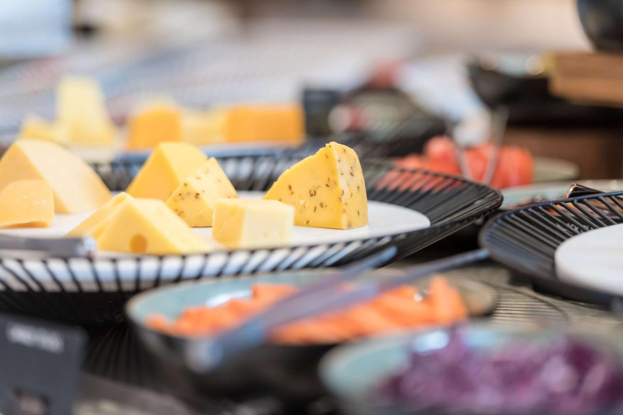 Radisson Blu Hotel Riyadh Convention And Exhibition Center Экстерьер фото Cheese at a buffet