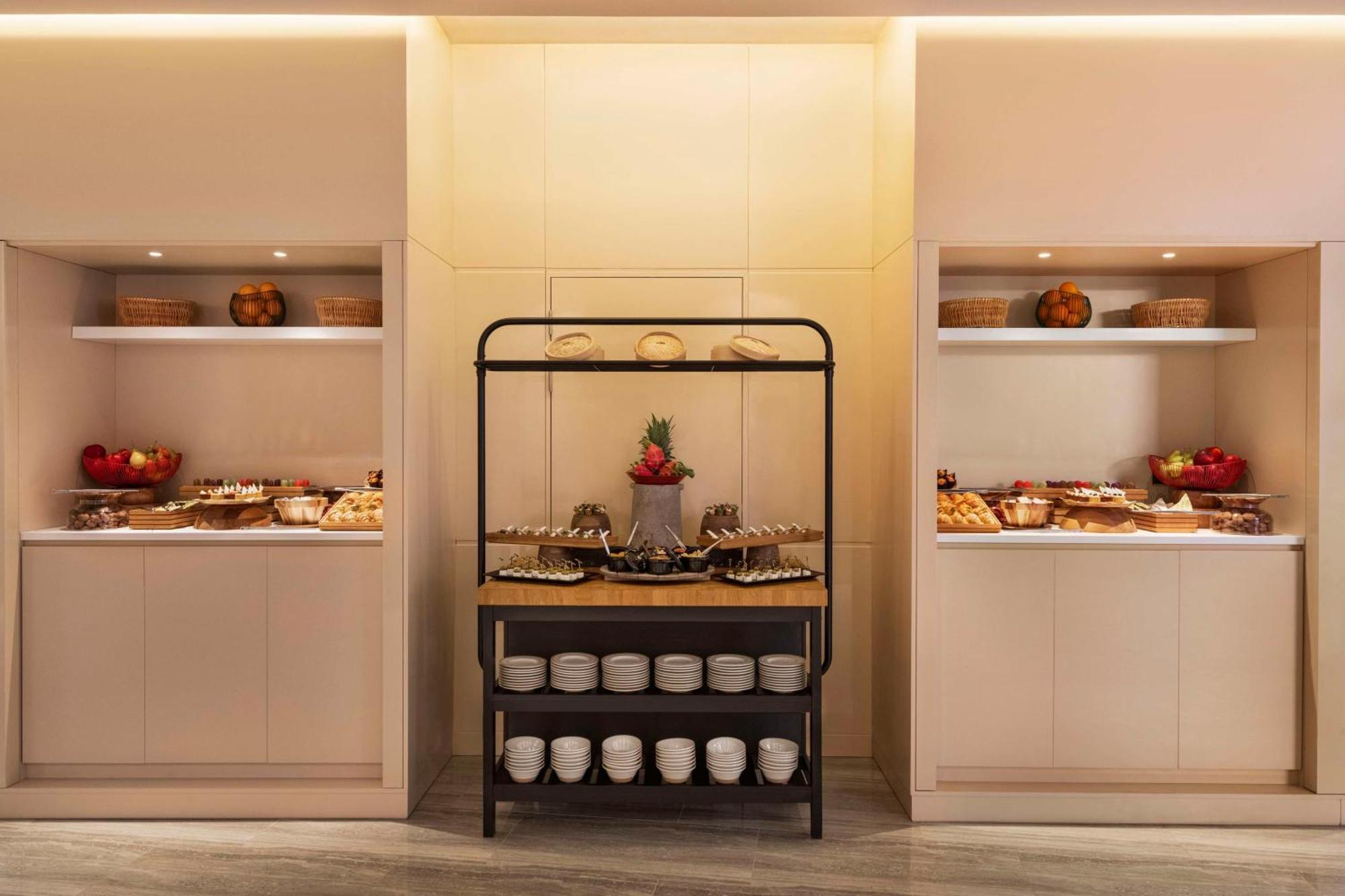 Radisson Blu Hotel Riyadh Convention And Exhibition Center Экстерьер фото A buffet at a hotel
