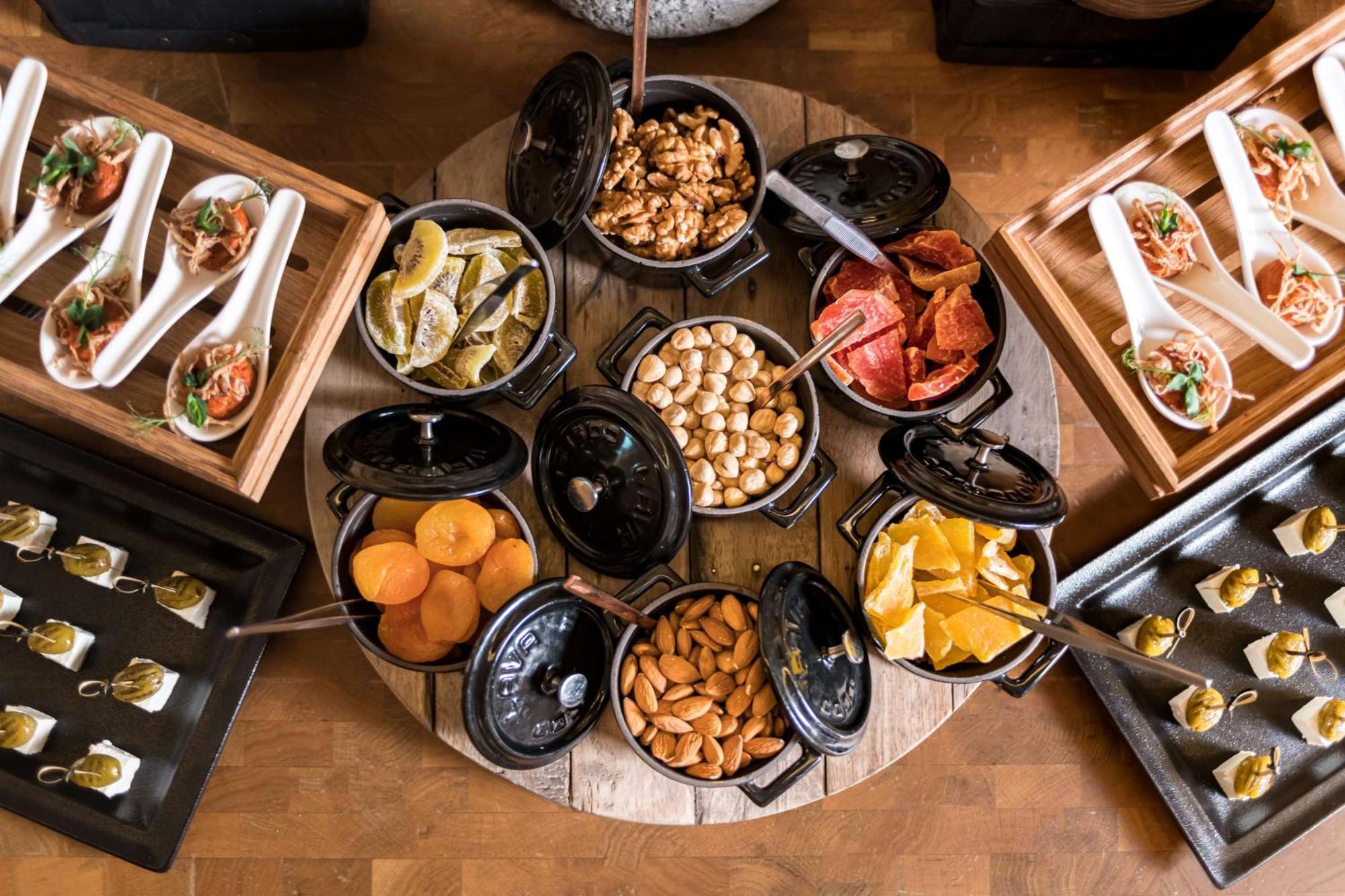 Radisson Blu Hotel Riyadh Convention And Exhibition Center Экстерьер фото A selection of tapas