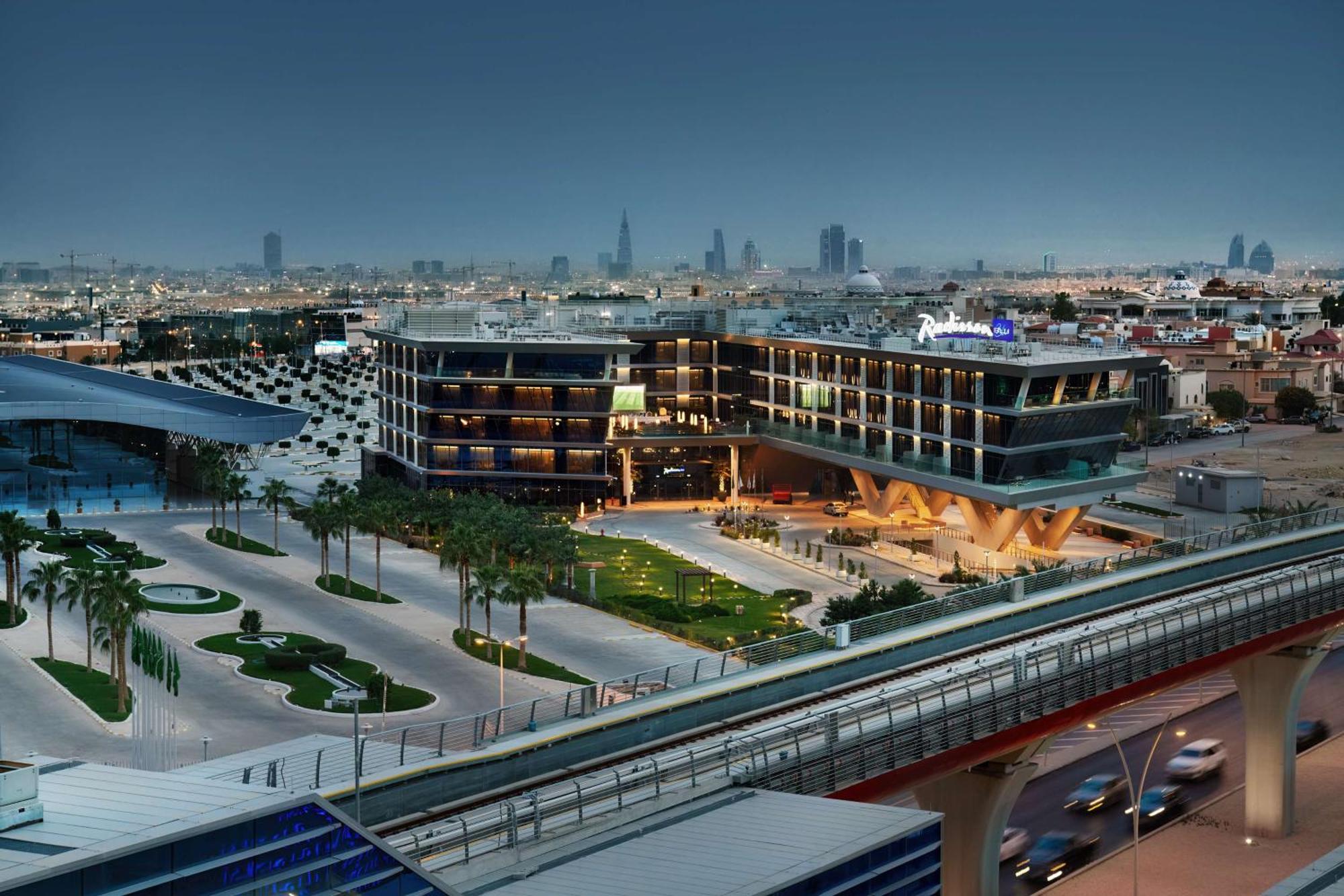 Radisson Blu Hotel Riyadh Convention And Exhibition Center Экстерьер фото The station at night