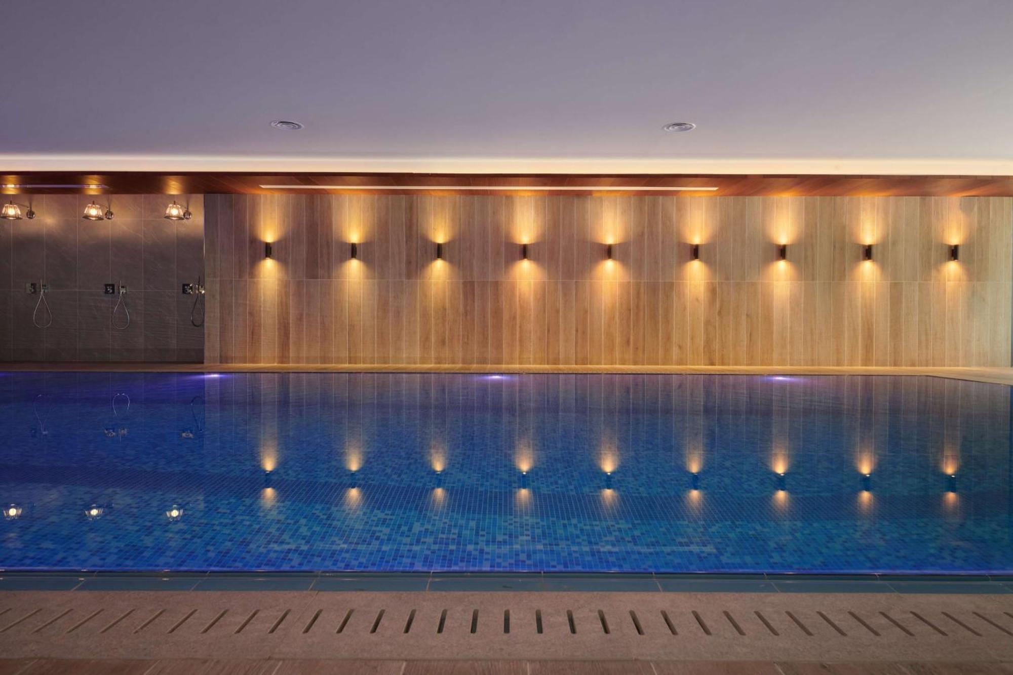 Radisson Blu Hotel Riyadh Convention And Exhibition Center Экстерьер фото The swimming pool at The Dorchester