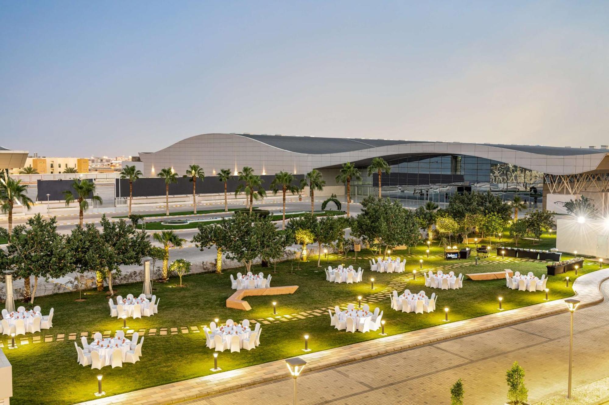 Radisson Blu Hotel Riyadh Convention And Exhibition Center Экстерьер фото The lawn at the Ritz-Carlton, Riyadh