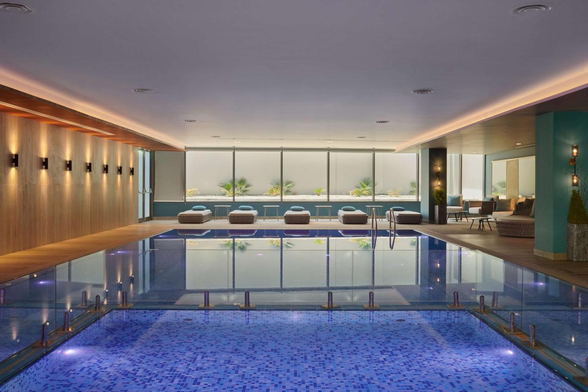 Radisson Blu Hotel Riyadh Convention And Exhibition Center Экстерьер фото The swimming pool at The Dorchester