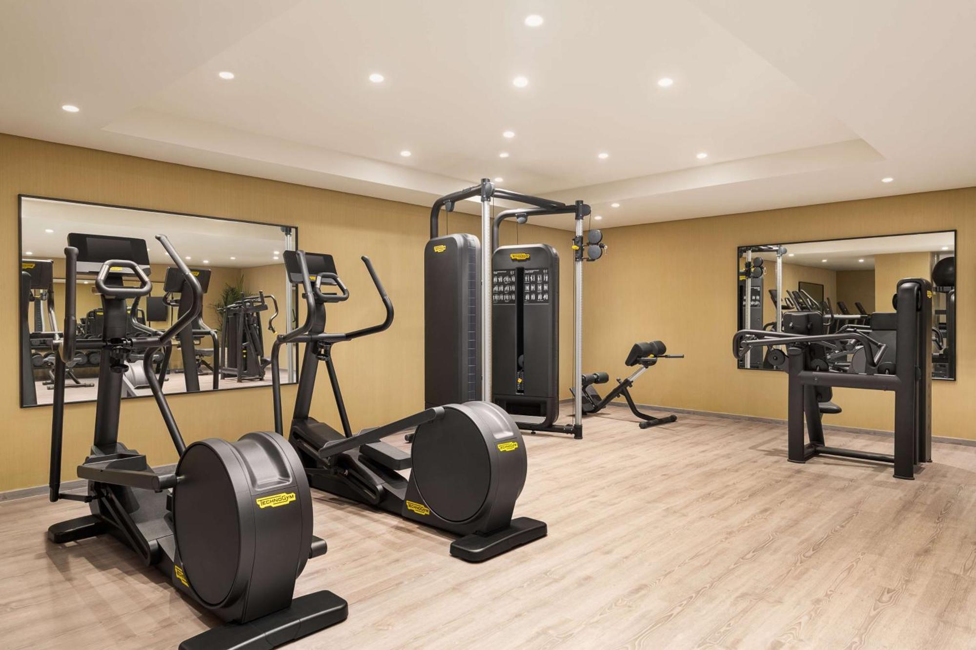 Radisson Blu Hotel Riyadh Convention And Exhibition Center Экстерьер фото The gym at the hotel