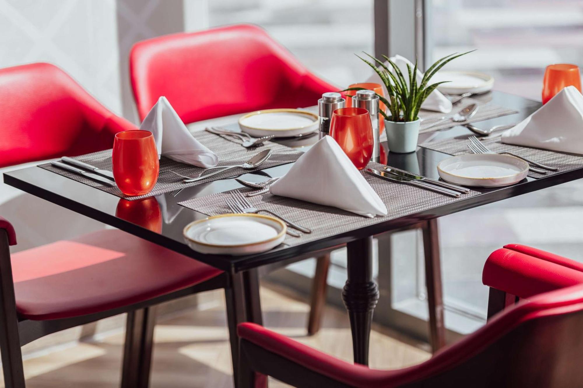 Radisson Blu Hotel Riyadh Convention And Exhibition Center Экстерьер фото A table set for fine dining