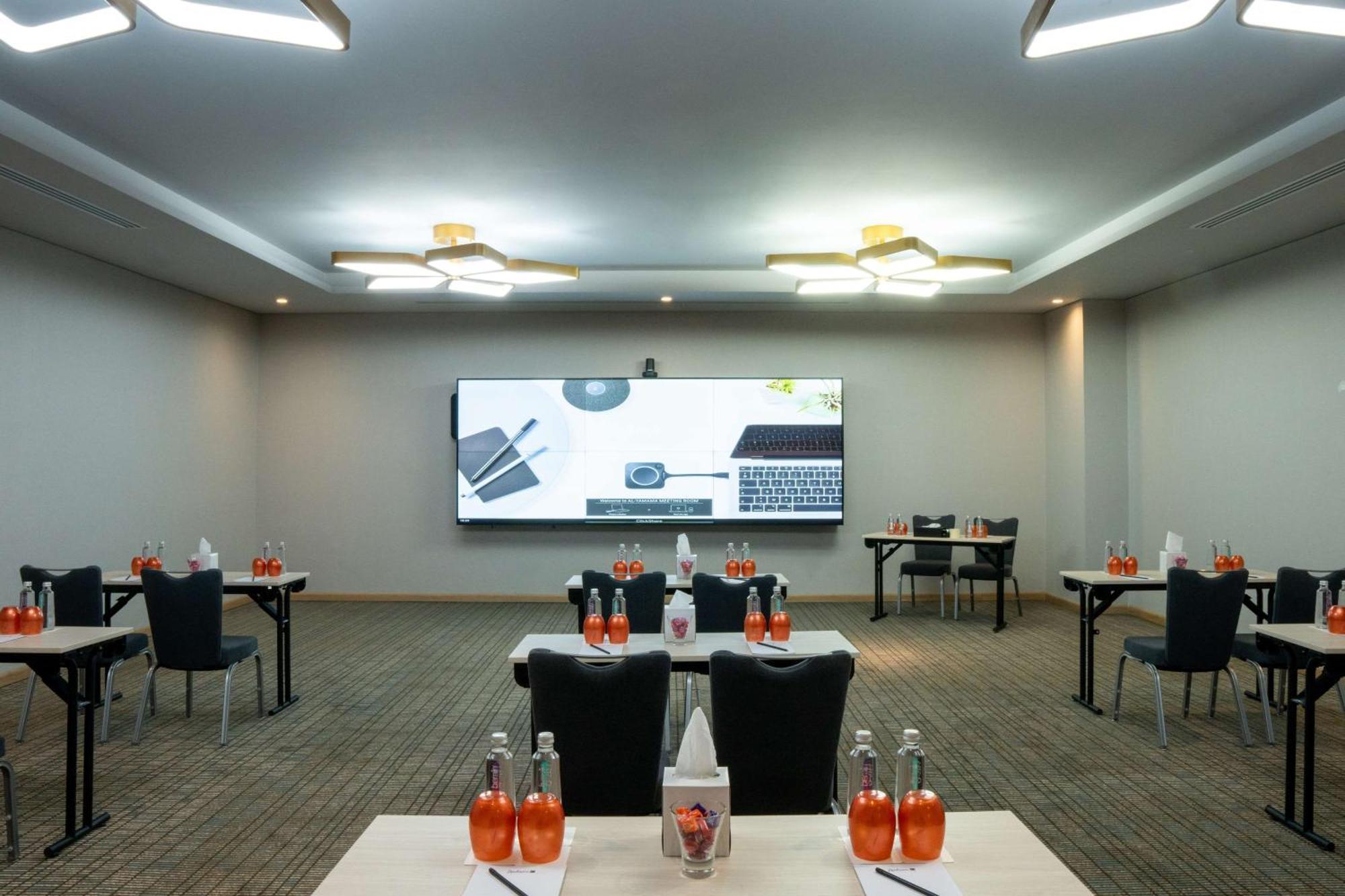 Radisson Blu Hotel Riyadh Convention And Exhibition Center Экстерьер фото Meeting room at the hotel