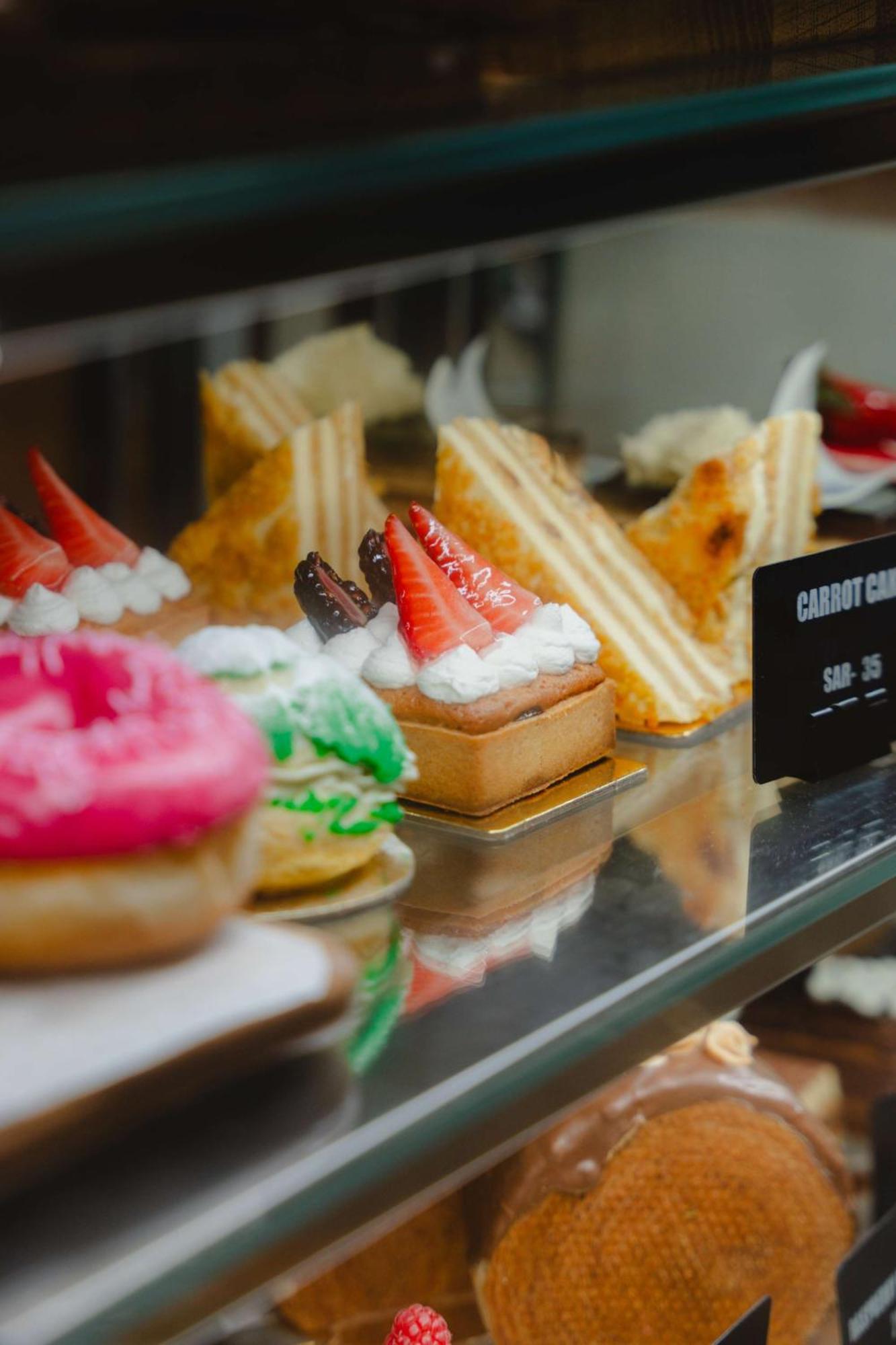 Radisson Blu Hotel Riyadh Convention And Exhibition Center Экстерьер фото A display of pastries at a bakery in Singapore